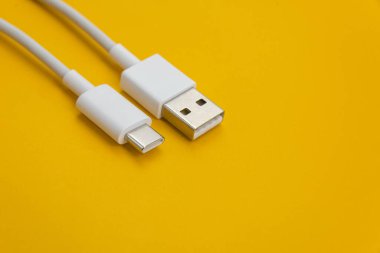 Turuncu arkaplan üzerinde USB kablo tipi C
