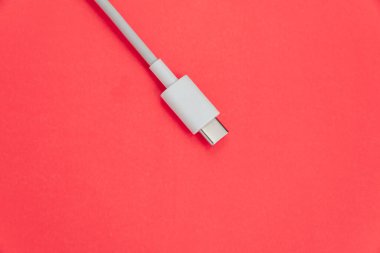 Turuncu arkaplan üzerinde USB kablo tipi C