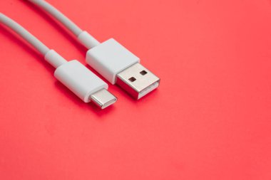 Turuncu arkaplan üzerinde USB kablo tipi C