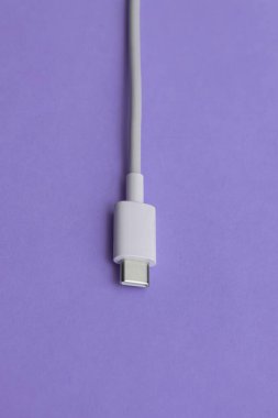 Mavi arkaplan üzerinde USB kablo tipi C