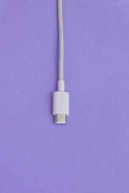 Mavi arkaplan üzerinde USB kablo tipi C