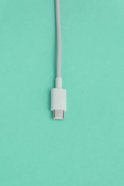 Mavi arkaplan üzerinde USB kablo tipi C