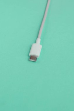 Mavi arkaplan üzerinde USB kablo tipi C