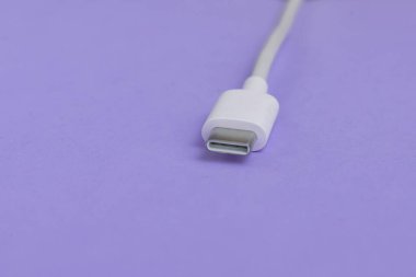 Mavi arkaplan üzerinde USB kablo tipi C