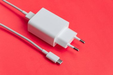 Şarj aleti ve USB kablo tipi C turuncu arkaplan üzerinde