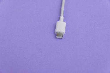 Mavi arkaplan üzerinde USB kablo tipi C