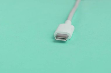 Mavi arkaplan üzerinde USB kablo tipi C