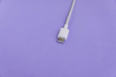 Mavi arkaplan üzerinde USB kablo tipi C