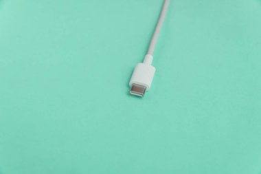 Mavi arkaplan üzerinde USB kablo tipi C