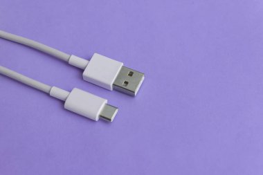 Mavi arkaplan üzerinde USB kablo tipi C