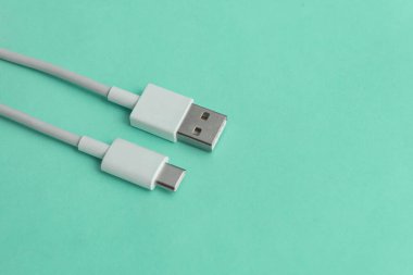 Mavi arkaplan üzerinde USB kablo tipi C