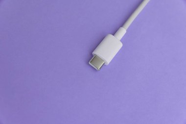 Mavi arkaplan üzerinde USB kablo tipi C