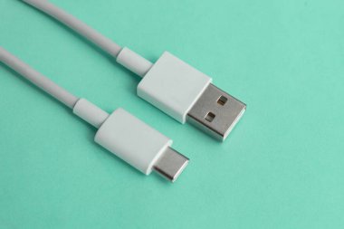 Mavi arkaplan üzerinde USB kablo tipi C
