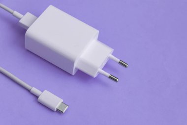 Şarj ve USB kablosu mavi arkaplan üzerinde C tipi