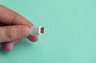 Mavi arkaplan üzerinde USB kablo tipi C