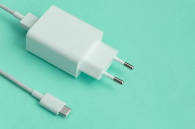 Şarj ve USB kablosu mavi arkaplan üzerinde C tipi