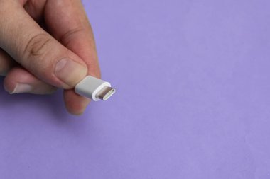 Mavi arkaplan üzerinde USB kablo tipi C