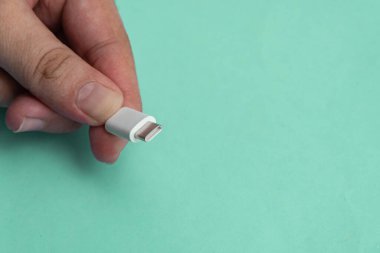 Mavi arkaplan üzerinde USB kablo tipi C