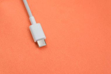 Kırmızı arkaplan üzerinde USB kablo tipi C