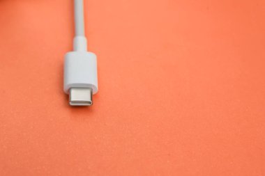 Kırmızı arkaplan üzerinde USB kablo tipi C