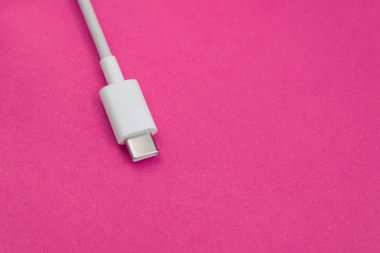 Kırmızı arkaplan üzerinde USB kablo tipi C