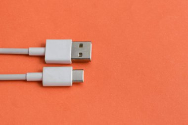 Kırmızı arkaplan üzerinde USB kablo tipi C