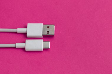 Kırmızı arkaplan üzerinde USB kablo tipi C
