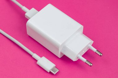 Kırmızı arkaplan üzerinde şarj ve USB kablo tipi C