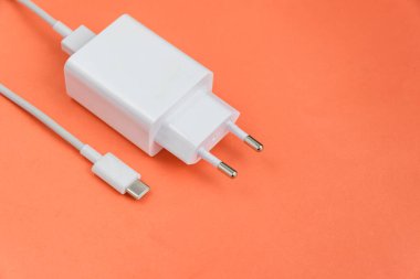 Kırmızı arkaplan üzerinde şarj ve USB kablo tipi C