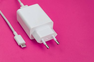 Kırmızı arkaplan üzerinde şarj ve USB kablo tipi C