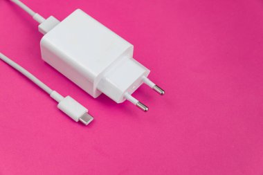 Kırmızı arkaplan üzerinde şarj ve USB kablo tipi C