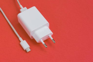 Pembe arkaplan üzerinde şarj ve USB kablo tipi C