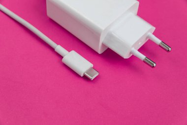 Kırmızı arkaplan üzerinde şarj ve USB kablo tipi C