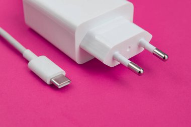 Kırmızı arkaplan üzerinde şarj ve USB kablo tipi C