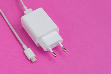 Pembe arkaplan üzerinde şarj ve USB kablo tipi C