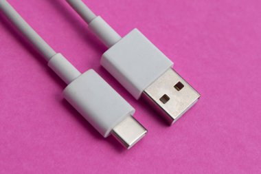 Pembe arkaplan üzerinde USB kablo tipi C