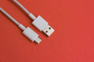 Pembe arkaplan üzerinde USB kablo tipi C