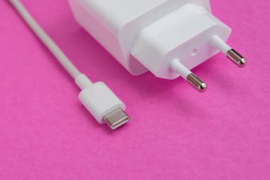 Pembe arkaplan üzerinde şarj ve USB kablo tipi C