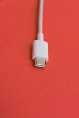 Pembe arkaplan üzerinde USB kablo tipi C