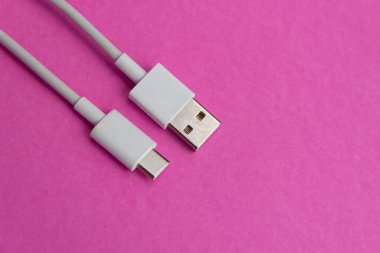 Pembe arkaplan üzerinde USB kablo tipi C