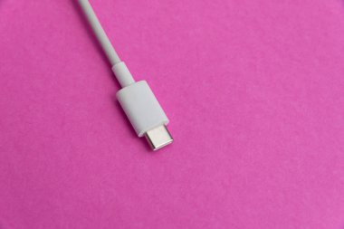 Pembe arkaplan üzerinde USB kablo tipi C