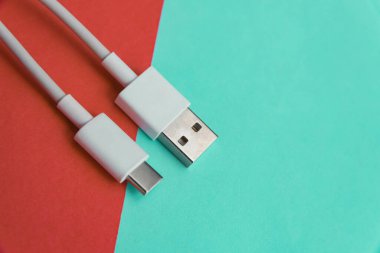 Pembe ve mavi arkaplan üzerinde USB kablo tipi C