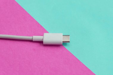 Pembe ve mavi arkaplan üzerinde USB kablo tipi C