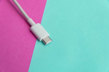 Pembe ve mavi arkaplan üzerinde USB kablo tipi C