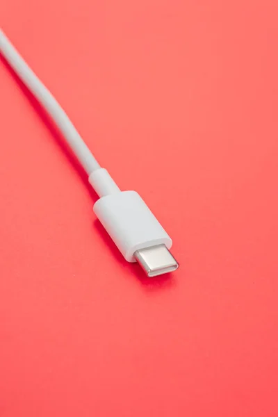 Turuncu arkaplan üzerinde USB kablo tipi C