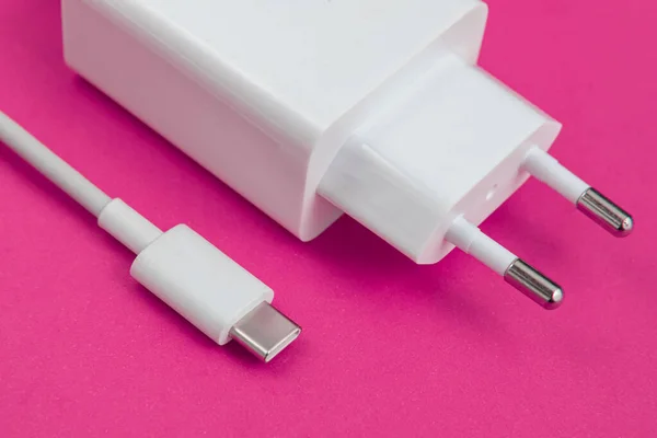 Kırmızı arkaplan üzerinde şarj ve USB kablo tipi C