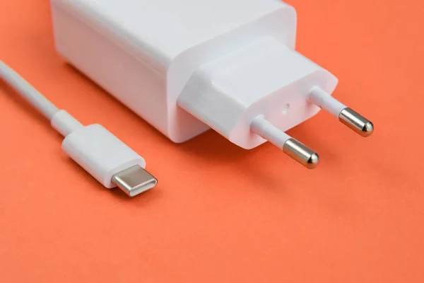 Ladegerät Und Usb Kabel Typ Über Rotem Hintergrund — Stockfoto