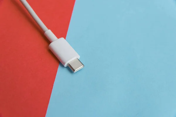 Kabel Usb Typu Różowym Niebieskim Tle — Zdjęcie stockowe