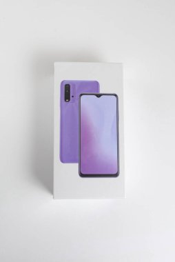 Arka planda beyaz telefon kulübesi