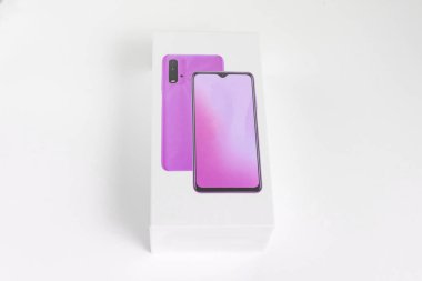 Arka planda beyaz telefon kulübesi